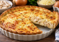 Tarta de pollo, cebolla y queso: una receta fácil y rendidora para el almuerzo