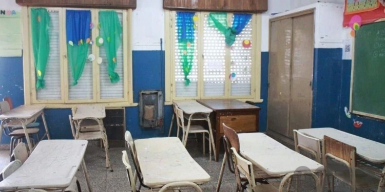 Susto en una escuela de Córdoba: una niña llevó un arma en la mochila